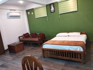 Ένα ή περισσότερα κρεβάτια σε δωμάτιο στο DB GUEST HOUSE ARIMPUR - Unmarried couples and Stag groups not allowed