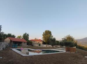 una piscina in mezzo a un cortile di Retiro Maria Idalina ad Amarante