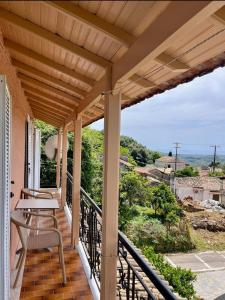 a patio with a table and chairs on a balcony at Privilegio apartment in Episkopianá