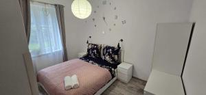 una piccola camera da letto con un letto e una finestra di Apartament Przedzamcze a Toruń