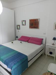 Giường trong phòng chung tại Ranieli Apartments a meno di 2 kilometri da TROPEA FREE PARKING AND WIFI