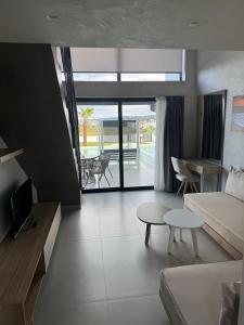 un soggiorno con un divano e un tavolo di Villa Roza a Kallithea