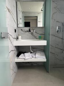 un bagno con lavandino e specchio di Villa Roza a Kallithea