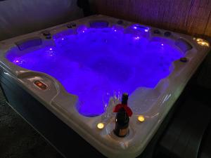 wanna z hydromasażem z butelką wina w obiekcie L’appartement du Fayé avec jacuzzi privé w mieście Étueffont-Bas