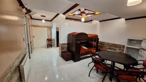 Habitación con mesa y litera en Complejo Alicia, en General Gutiérrez