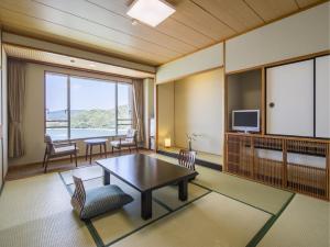 TV a/nebo společenská místnost v ubytování Toba Seaside Hotel