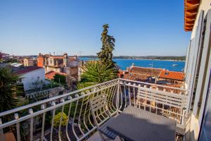 balcone di un edificio con vista sull'acqua di A&D Apartments a Rovigno (Rovinj)