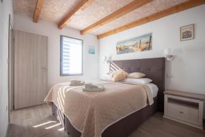 una camera da letto con un letto grande in una stanza di A&D Apartments a Rovigno (Rovinj)