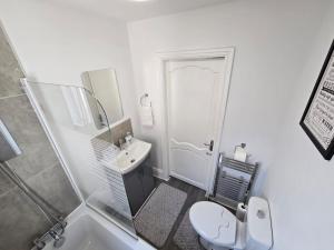リバプールにあるRoom 3 Shared house in Kensingtonのトイレと洗面台を備えた白いバスルーム