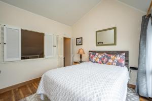 une chambre avec un lit et une grande fenêtre dans l'établissement 711H Studio Loft One Bath, à Oakland 13 autres photos