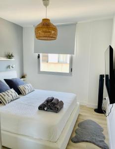 Un dormitorio con una cama con toallas. en Esti Chill & Stay, en Corralejo