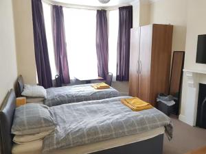 Giường trong phòng chung tại Abbey Lodge Guest House