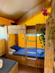 Postel nebo postele na pokoji v ubytování Metaxaki Glamping + 13 fotografií