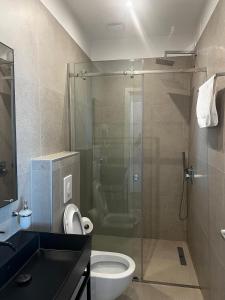 Koupelna v ubytování MiraMar Hotel + 37 fotografií