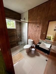 a bathroom with a toilet and a sink at La Palma Hotel Fazenda in Indaiatuba