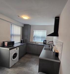 kuchnia z pralką i zmywarką w obiekcie Room 1 Shared house in Kensington w Liverpoolu +21 zdjęć