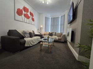 salon z kanapą i stołem w obiekcie Room 1 Shared house in Kensington w Liverpoolu