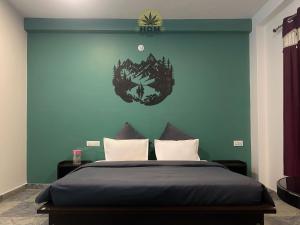 HOM House of MannMauji Riverside kasol客房内的一张或多张床位