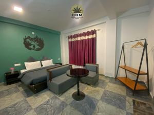 HOM House of MannMauji Riverside kasol的休息区