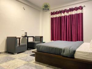 HOM House of MannMauji Riverside kasol客房内的一张或多张床位