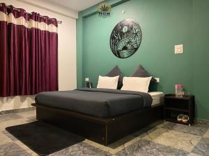 HOM House of MannMauji Riverside kasol客房内的一张或多张床位