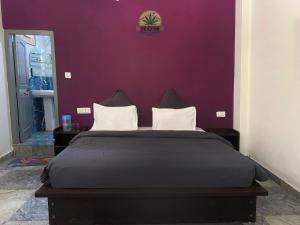 HOM House of MannMauji Riverside kasol客房内的一张或多张床位