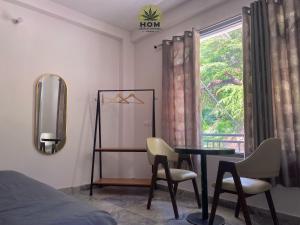 HOM House of MannMauji Riverside kasol客房内的一张或多张床位