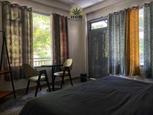 HOM House of MannMauji Riverside kasol客房内的一张或多张床位