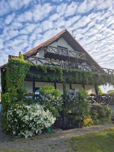 Ogród w obiekcie Pensjonat Rybaczówka - noclegi, restauracja, port
