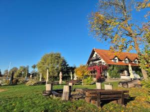 Ogród w obiekcie Pensjonat Rybaczówka - noclegi, restauracja, port