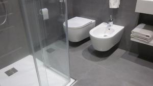 une salle de bain avec toilettes et lavabo dans l'établissement Lujosa habitación en lo mas céntrico de la ciudad, à Bilbao