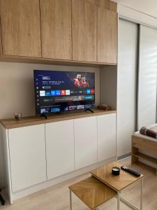 TV/trung tâm giải trí tại Sky apartment in the center Kosice