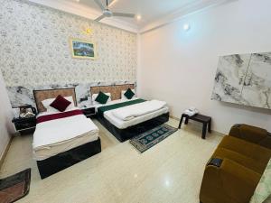 Cama o camas de una habitación en Shri Radhe Radhe Guest House In-front of Ram Janam Bhumi Main Gate Opposite 200 Meter Fully AC All Rooms