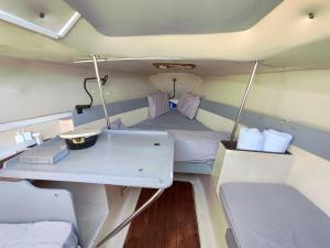 een klein bed achterin een boot bij Love Boat Hostel in Lissabon