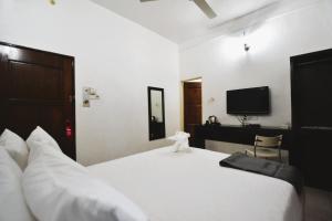 TV a/nebo společenská místnost v ubytování AZYA Hotel