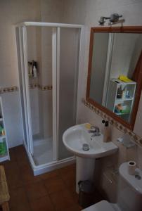 エル・プエルト・デ・サンタマリアにあるÁtico Vicario 11のシャワーと洗面台付きのバスルーム