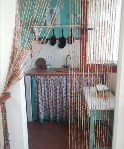 エル・プエルト・デ・サンタマリアにあるÁtico Vicario 11のキッチン(カウンター、調理器具付きテーブル付)