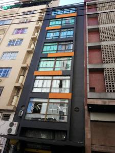 um edifício alto com muitas janelas em USEHOTEL - A uma quadra do complexo hospitalar Santa Casa em Porto Alegre