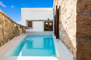 Bazén v ubytování Villa Claudia in Lardos nebo v jeho okolí