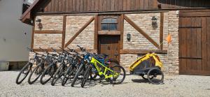 grupa rowerów zaparkowanych przed budynkiem w obiekcie Apartamenty Komarno 46 Jacuzzi&Sauna w mieście Komarno
