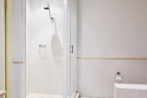 The Quarters, Ascend Hotel Collection的一间浴室