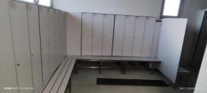 een rij witte hokjes in een kleedkamer bij Love Boat Hostel in Lissabon +20 foto's