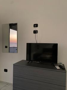 TV a/nebo společenská místnost v ubytování Gioiosa Marea, Capo Calavà - Splendido appartamento con vista mozzafiato
