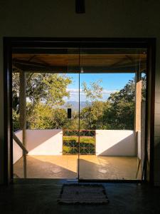 オウロ・プレットにあるRecanto do Sol - Lavras Novasのバルコニーを望むガラスドア +6枚の写真