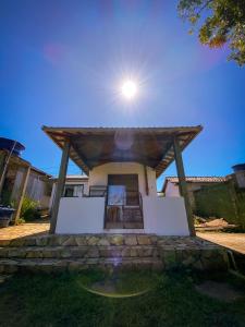 オウロ・プレットにあるRecanto do Sol - Lavras Novasの太陽が頭上に輝く石造りのポーチのある家