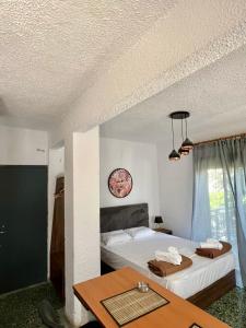 una stanza d'albergo con un letto e un tavolo di PELEKAN rooms and apartments ATHINA 23 a Pefkohori