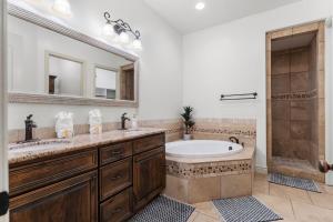 een badkamer met een bad, een toilet en een wastafel bij Top-Floor Desert Oasis - Balcony Fireplace Jacuzzi in Washington