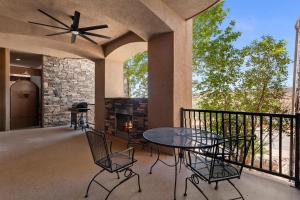 een terras met een tafel, stoelen en een open haard bij Top-Floor Desert Oasis - Balcony Fireplace Jacuzzi in Washington