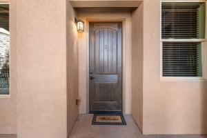 een houten deur op een huis met een raam bij Top-Floor Desert Oasis - Balcony Fireplace Jacuzzi in Washington