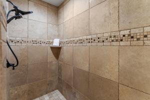 een badkamer met een douche met een douchekop bij Top-Floor Desert Oasis - Balcony Fireplace Jacuzzi in Washington +31 foto's